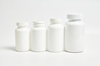 Beyaz haplar için beyaz plastik konteynırlar.