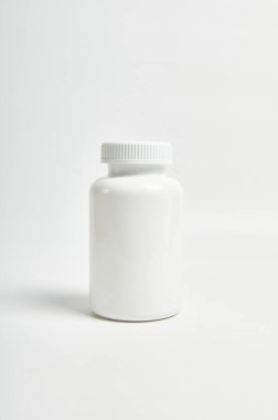 Beyaz haplar için beyaz plastik tıbbi konteynır.