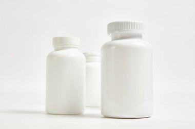 Beyaz haplar için beyaz plastik konteynırlar.