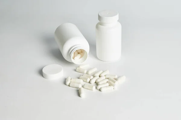 Pillole Mediche Bianche Che Fuoriescono Una Bottiglia Medicinale Uno Sfondo — Foto Stock
