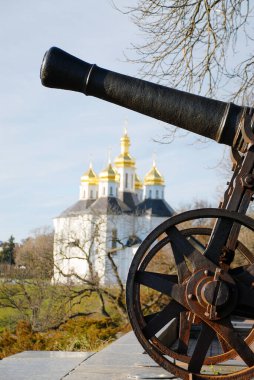Ukrayna, Chernihiv - 15 Eylül 2011. Kilisenin arka planında eski bir topçu tüfeği var..