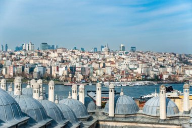 Golden Horn i 'de feribotu olan Galata Tower Hill' de.