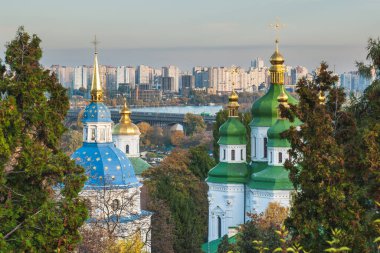 Dnipro nehri ve Ky binası manzaralı Vydubychi katedrali