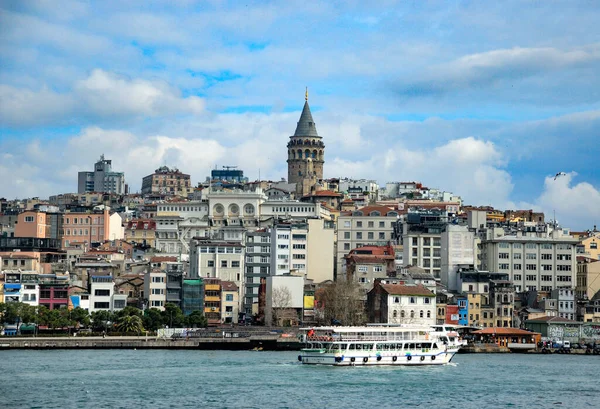 Golden Horn i 'de feribotu olan Galata Tower Hill' de.