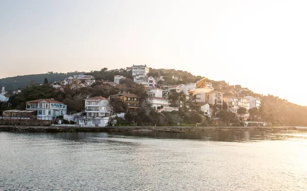 Günbatımında Prince Island 'ın kıyısında canlı bina manzaralı. İs