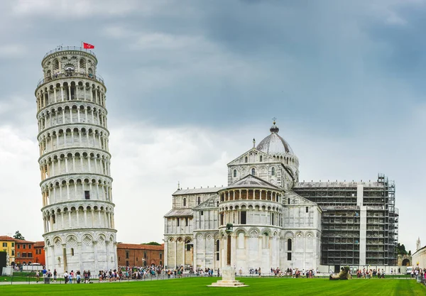İtalya, Pisa 'da kule ve katedral. 