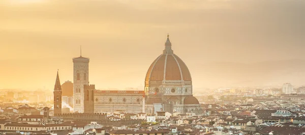 Florencka Katedra Wypełniona Ciepłym Słońcem — Zdjęcie stockowe