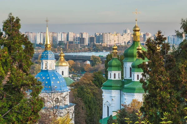 Dnipro nehri ve Ky binası manzaralı Vydubychi katedrali