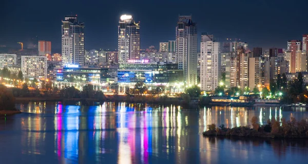 Dripro nehrine yansıyan yüksek binanın gece görüşü. Kyiv, Uk