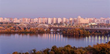 Dripro nehrinin güzel manzarası, Darnyckyi brindge ve Kyiv 'in sol kıyısı