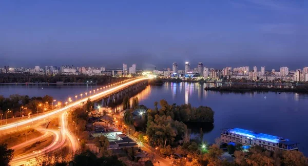 Paton köprüsünün ve Kyiv 'in sol kıyısının gece manzarası.