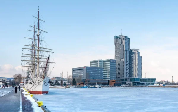 Gdynia 'da donmuş deniz ve meşguliyet binasındaki eski gemi.