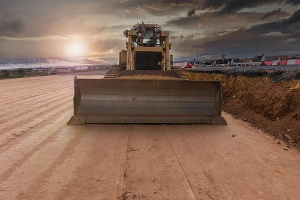 Uma Escavadeira Final Dia Canteiro Obras Uma Estrada — Fotografia de Stock