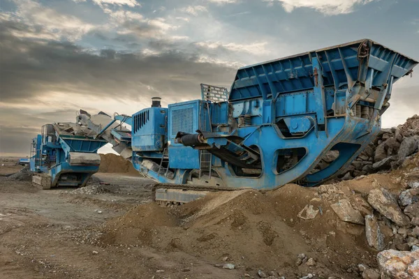 Machines Lourdes Mobiles Dans Une Carrière Pour Transformer Pierre Matériau — Photo