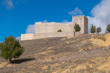 Monzon de Campos Şatosu 1949 yılında Ulusal Anıt ilan edildi, kısmen 1964 yılında restore edildi (Palencia, İspanya)