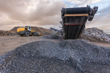 Taş ocağındaki ağır ve seyyar makineler taşları inşaat malzemesine dönüştürüyor.