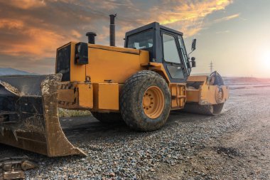 Yol inşaatında bir silindir.