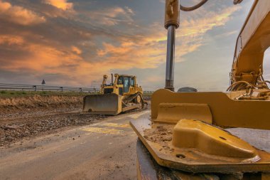 Yol inşaatında buldozer.