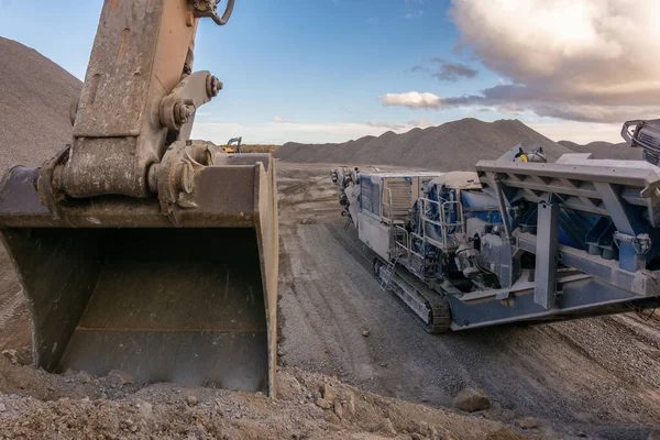 Máquinas Pesadas Móveis Uma Pedreira Para Transformar Pedra Material Construção — Fotografia de Stock