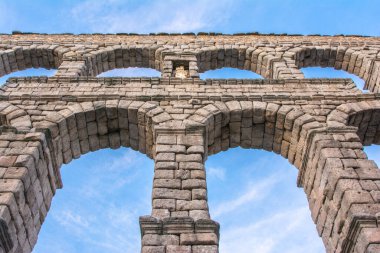 İspanya 'nın ünlü Roma su kemeri. Unesco 'nun İnsanlık Mirası. Bir yol inşa etmek için taş