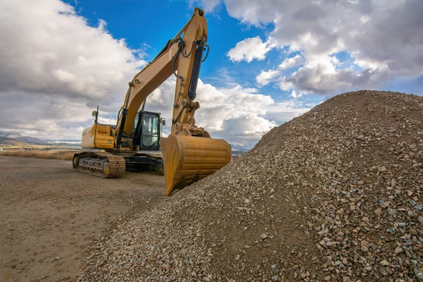 建設現場で土と砂を動かす掘削機 — ストック写真