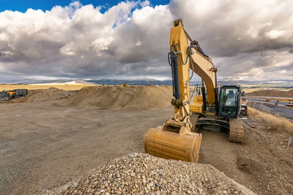 Excavadora Moviendo Tierra Arena Sitio Construcción — Foto de Stock