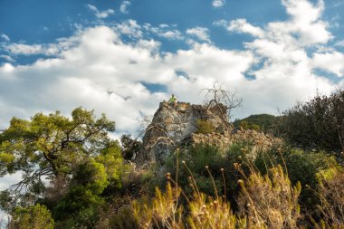 Dağların manzarası ve Olimpos Dağı 'ndaki antik şehrin kalıntıları. Türkiye.