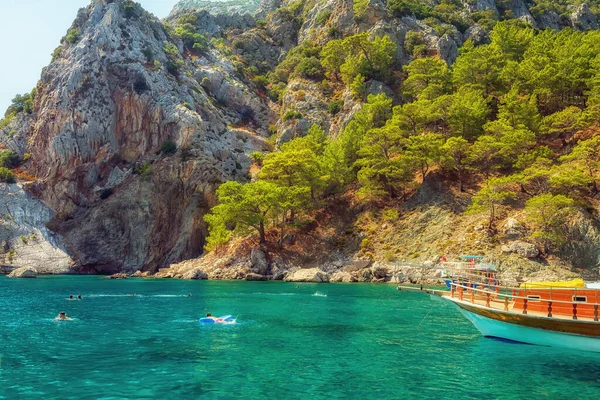 Piękna Zatoka Morzu Statkiem Turystycznym Zielonymi Klifami Brzegu Turcja — Zdjęcie stockowe