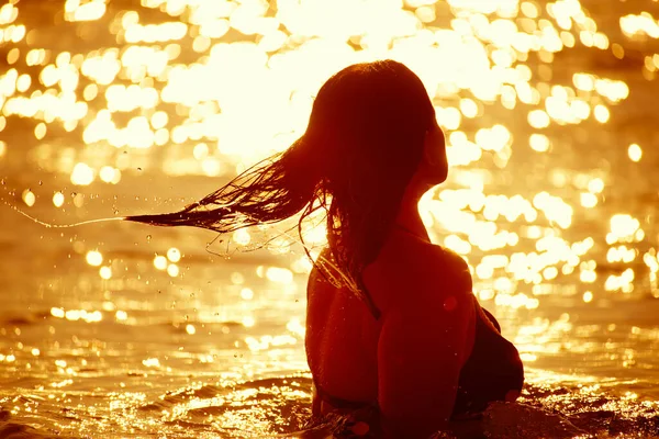 Porträtt Stor Flicka Njuter Ett Dopp Havet Tidigt Morgonen — Stockfoto