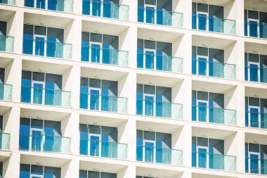 Binanın pencere ve balkonlarının şekli. Pencereli ev duvarı.