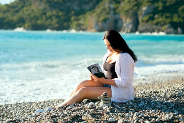 Uma Menina Senta Praia Livro — Fotografia de Stock
