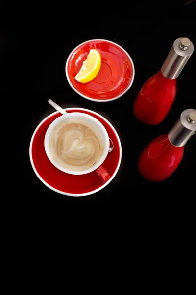 Coupe Rouge Avec Cappuccino Sur Une Table Noire Ustensiles Rouges — Photo