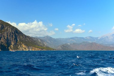 Akdeniz kıyısı. Yeşil dağlar, deniz manzarası. Türkiye. 