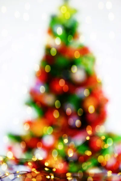 Imagen Abstracta Árbol Navidad Colorido Luces Guirnaldas Sobre Fondo Blanco —  Fotos de Stock