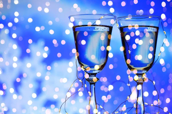 Bicchieri Vino Luci Scintillanti Sfondo Blu Atmosfera Una Vacanza Divertimento — Foto Stock