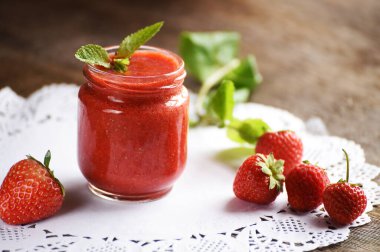 Çilekli smoothie çilek ve nane yaprakları koyu bir arka planda.