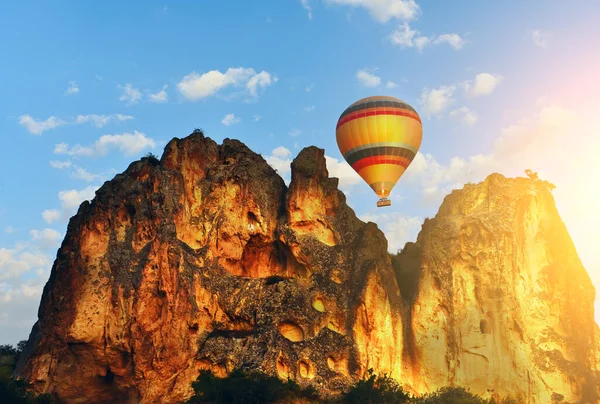 Ballon Aérien Multicolore Dans Ciel Dessus Des Roches Vol Montgolfière — Photo