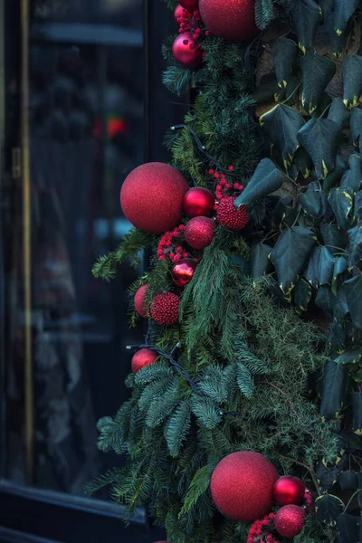 Sokak kafelerinin yılbaşı süslemeleri. Kırmızı topları olan ladin dalları