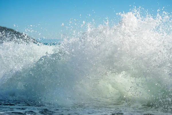 Wave Splashes Sunny Day Close Sea Coast —  Fotos de Stock