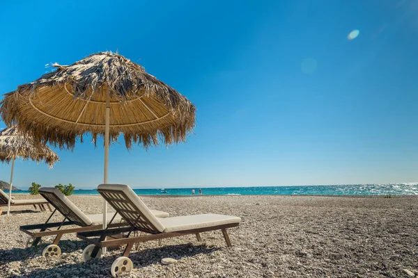 Güzel bir sahilde güneşlenip, güneşleniyorlar.. 