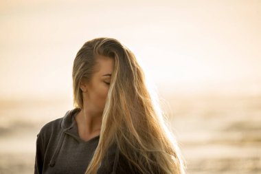 Açık havada, hafif ışıkta kapıcı kız. Yüzün yarısı kılla kaplı..