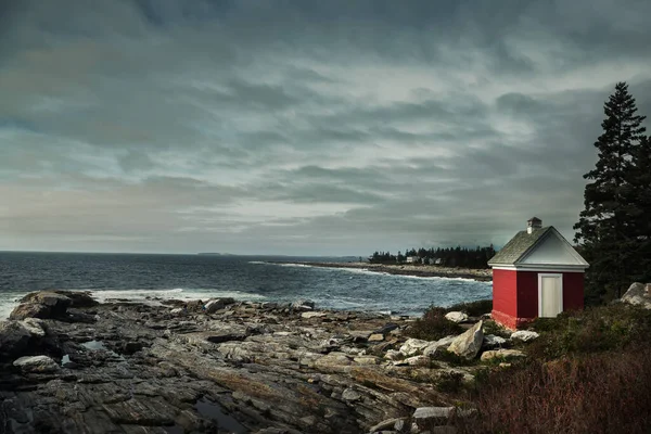 Rocky Wild Coast Atlantic Ocean Usa Maine Small Lighthouse House — Fotografia de Stock