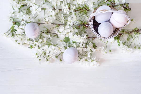 Wielkanoc Martwa Natura Miękkich Pastelowych Kolorach Kolorowe Jajka Wiklinowym Koszu — Zdjęcie stockowe