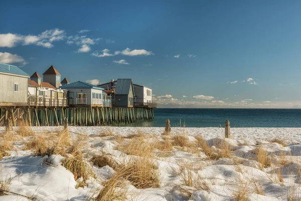桟橋に古い桟橋とカラフルな木造住宅と海の海岸の冬の景色 アメリカだ メイン州 ポートランドだ — ストック写真