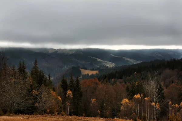 秋の劇的な山の風景 山の中の晩秋 — ストック写真