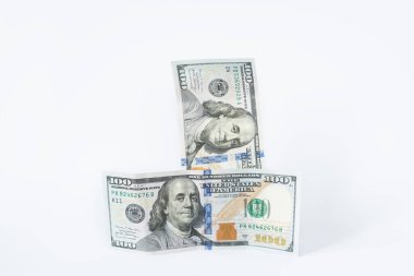 Beyaz arka planda 100 dolarlık banknotlar.