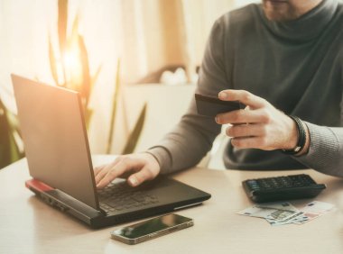 Dijital bankacılık, internet ödemeleri, online alışveriş, finansal teknoloji konsepti. Cep telefonu kullanan adam cep telefonu bankacılığı uygulaması ile ödeme yapıyor