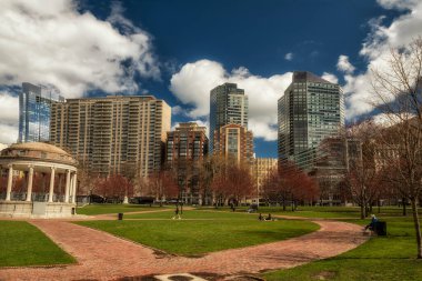 Güneşli bir bahar gününde şehir parkı. - Boston. ABD.