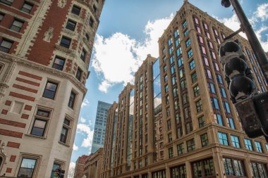 Boston sokaklarında şehir binaları ve gökyüzü manzarası. ABD. Massachusetts.