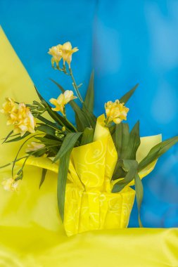 Ukrayna bayrağı ve sarı çiçekler.